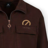Gros plan sur le demi-zip cuivré, la tirette ronde et la poche poitrine avec logo doré du sweat NO NAME Willo Pocket