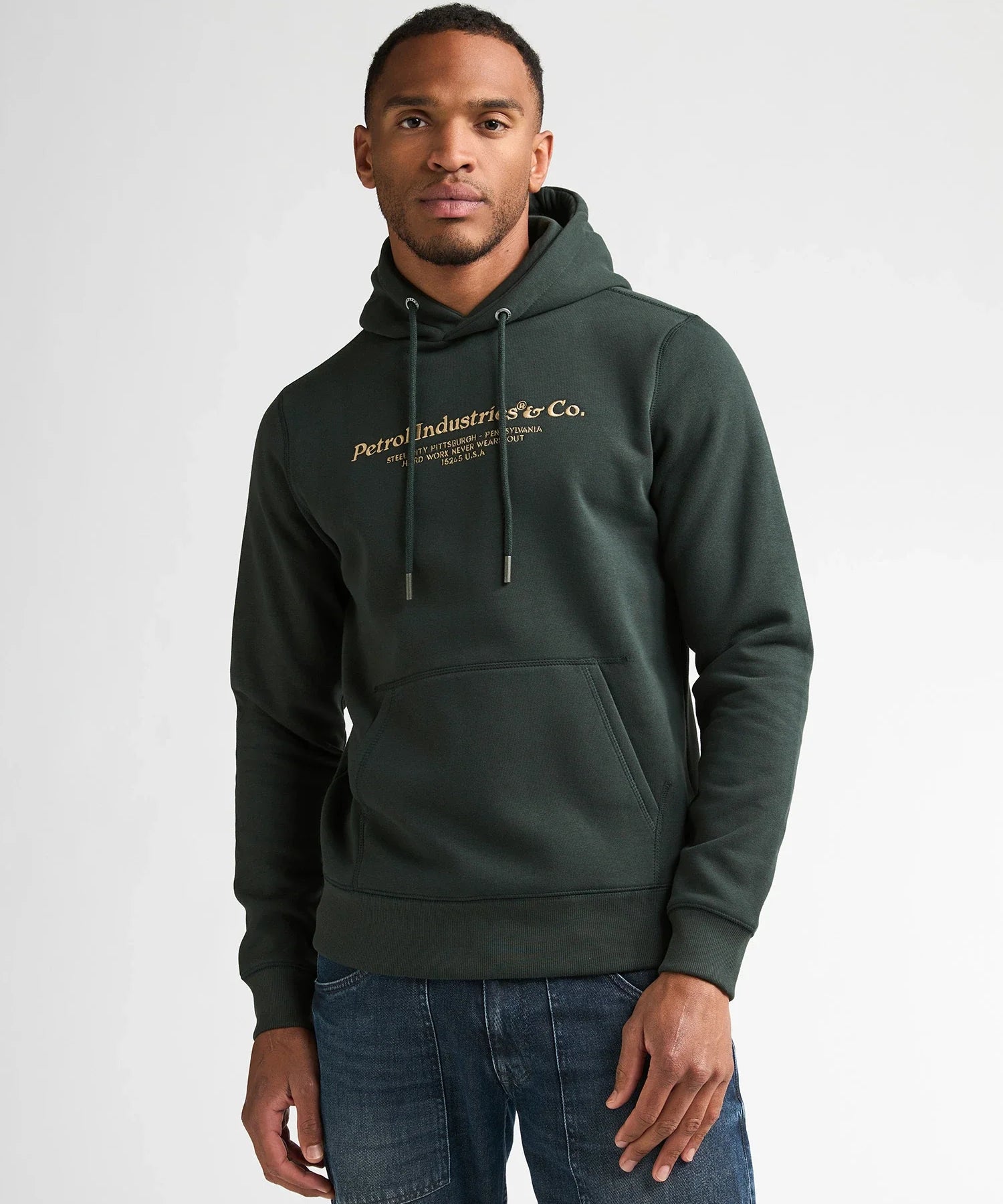 Sweat à capuche vert foncé SWH393 PETROL INDUSTRIES porté de face avec un jean