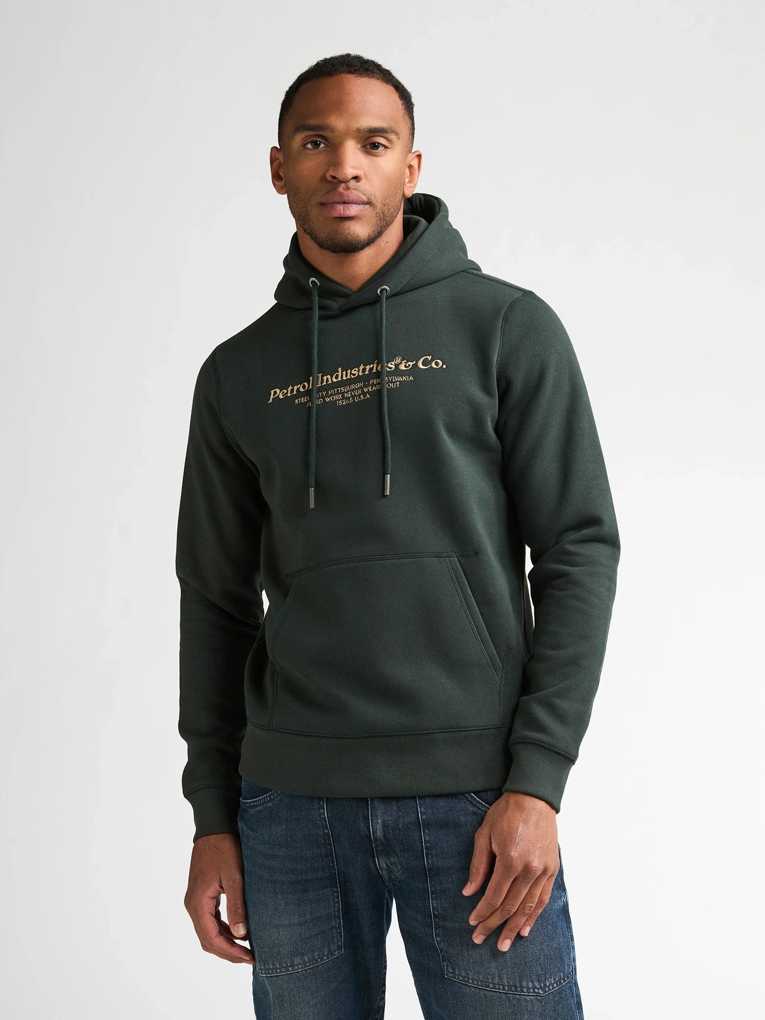 Sweat à capuche vert foncé SWH393 PETROL INDUSTRIES porté de face avec un jean