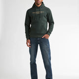 Look complet homme avec le sweat à capuche vert foncé PETROL INDUSTRIES et baskets blanches