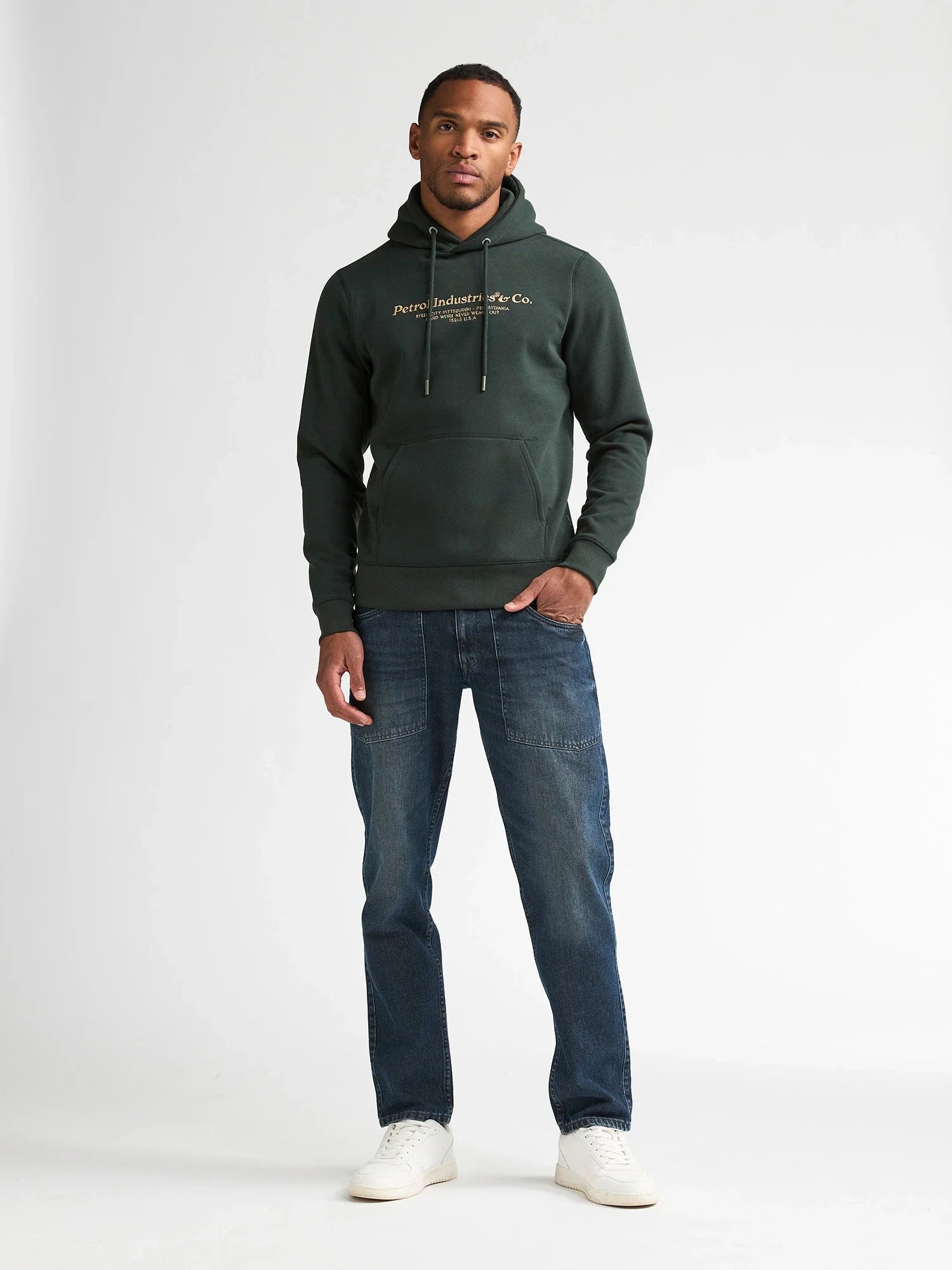 Look complet homme avec le sweat à capuche vert foncé PETROL INDUSTRIES et baskets blanches