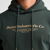 Zoom sur l'imprimé logo poitrine et le cordon de la capuche du sweat vert Petrol Industries