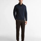 Look complet avec le sweat demi-zip marine Barbour, pantalon foncé et chaussures en cuir marron