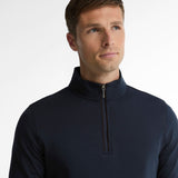 Gros plan du col montant zippé et de la finition Alcantara sur le sweat marine Barbour