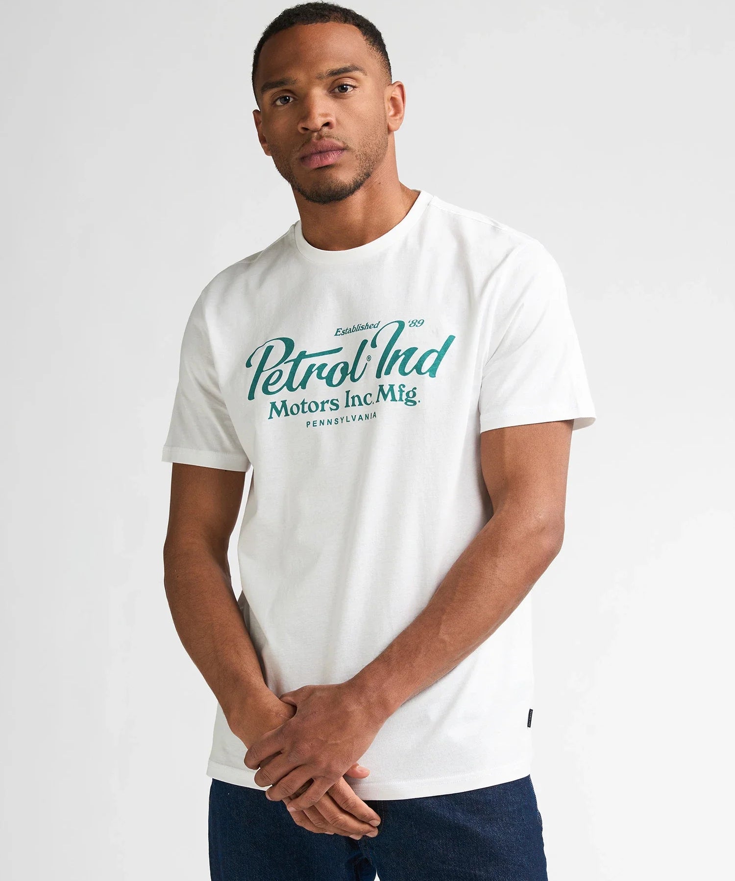 Modèle portant le t-shirt blanc en coton Anderson PETROL INDUSTRIES de face