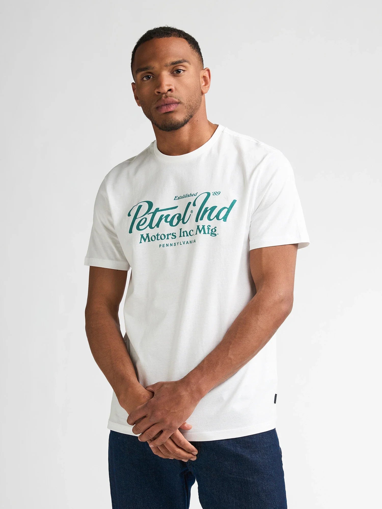 Modèle portant le t-shirt blanc en coton Anderson PETROL INDUSTRIES de face