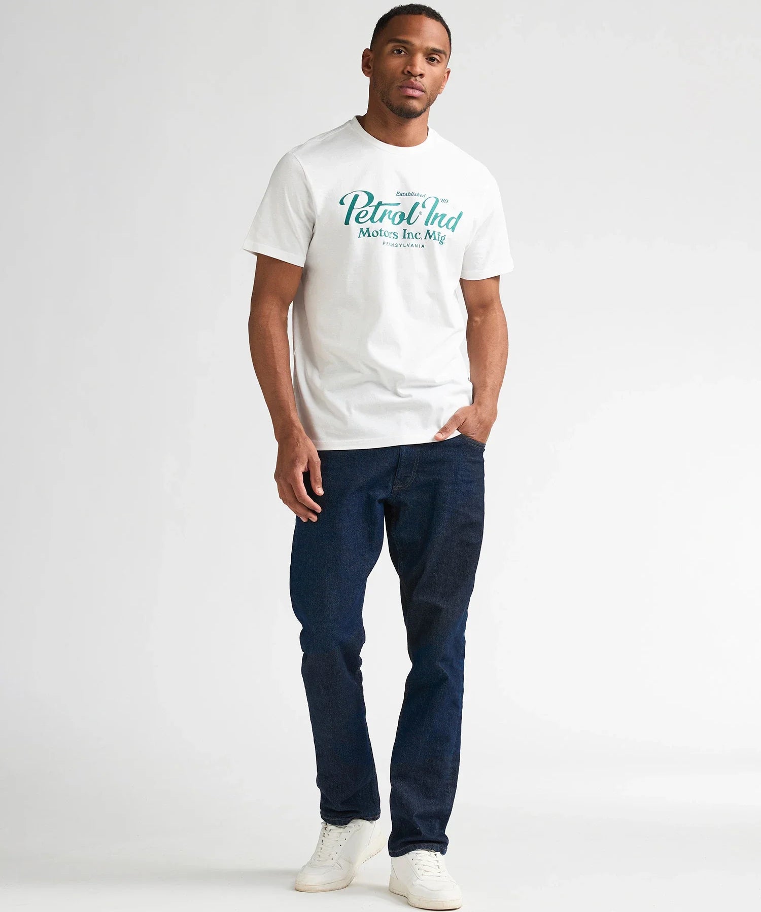 Look complet homme avec le t-shirt blanc Anderson PETROL INDUSTRIES et jean brut