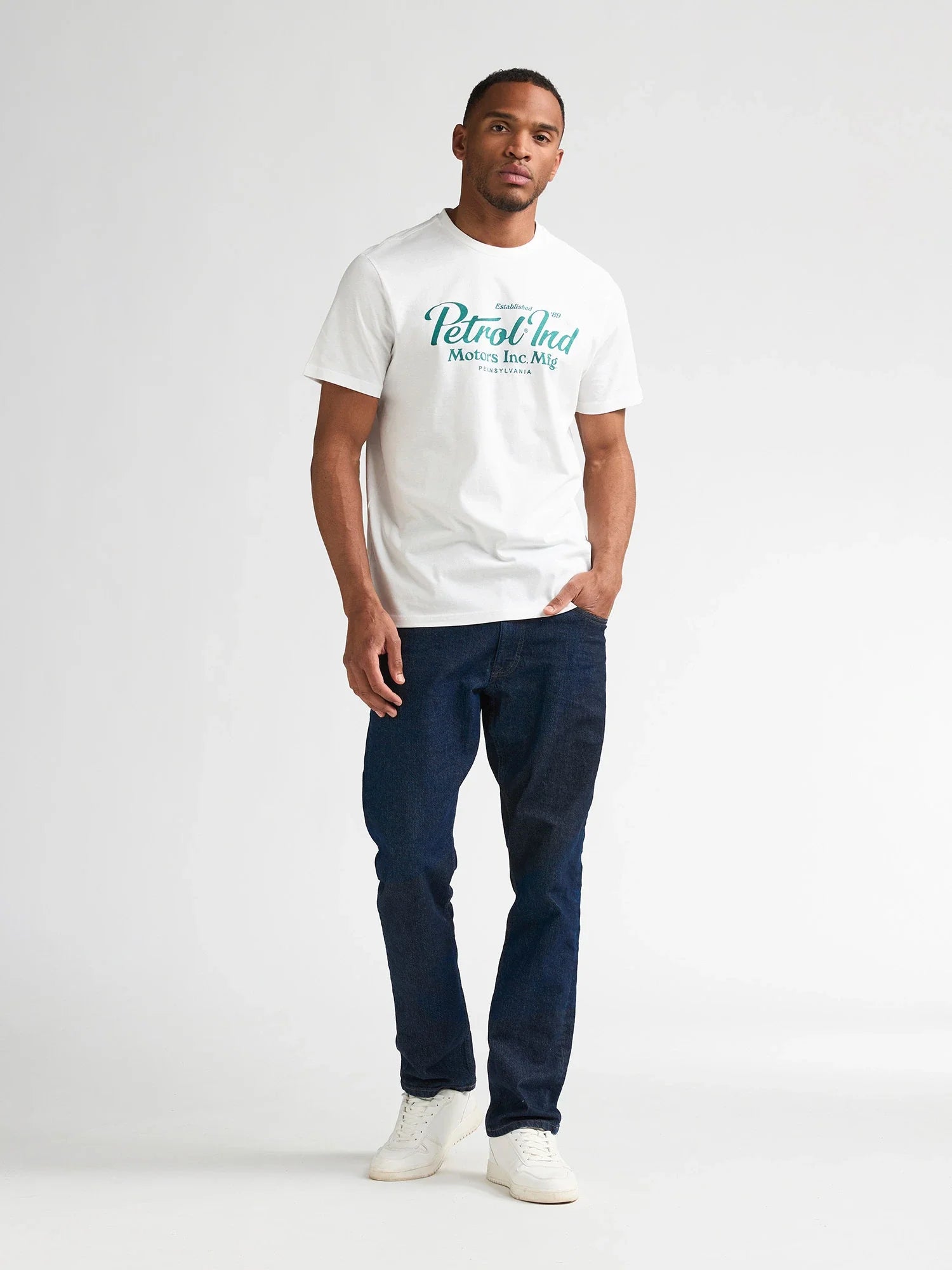 Look complet homme avec le t-shirt blanc Anderson PETROL INDUSTRIES et jean brut