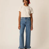 Look complet avec t-shirt écru Ilian DES PETITS HAUTS, jean large à volants et bandana rouge