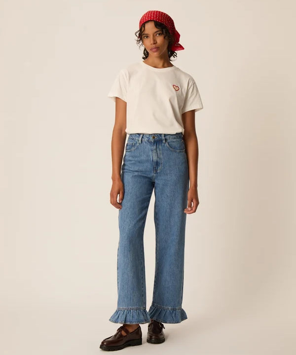 Look complet avec t-shirt écru Ilian DES PETITS HAUTS, jean large à volants et bandana rouge