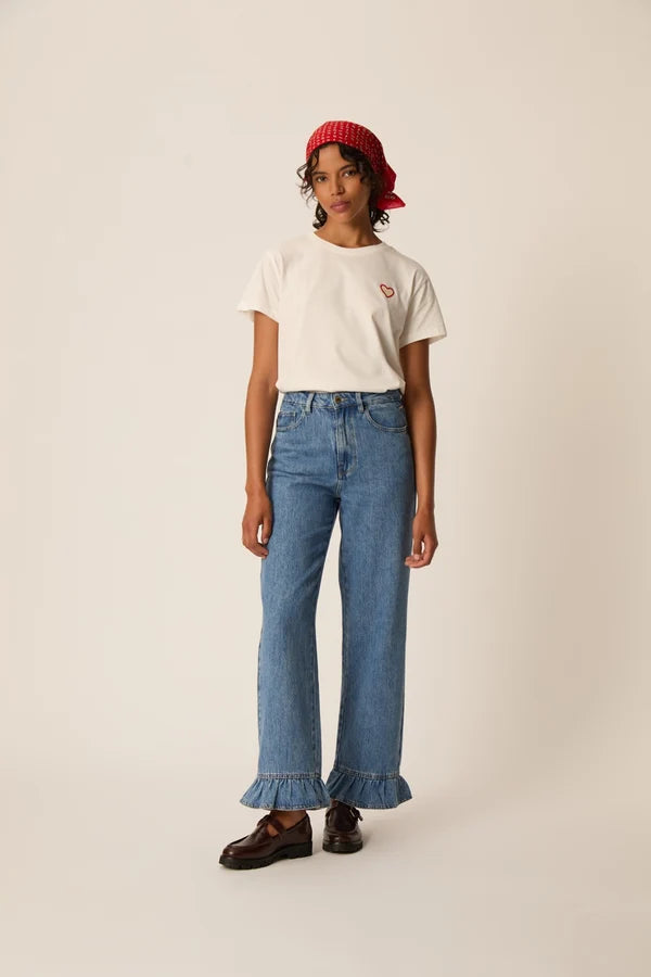 Look complet avec t-shirt écru Ilian DES PETITS HAUTS, jean large à volants et bandana rouge