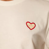 Gros plan sur la broderie cœur rouge et le message manuscrit MY LOVE du t-shirt Ilian DES PETITS HAUTS