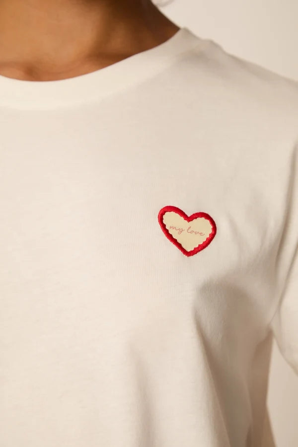 Gros plan sur la broderie cœur rouge et le message manuscrit MY LOVE du t-shirt Ilian DES PETITS HAUTS