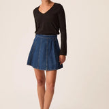 Vue d ensemble du t-shirt manches longues Izolène noir DES PETITS HAUTS avec jupe en jean et ballerines à strass