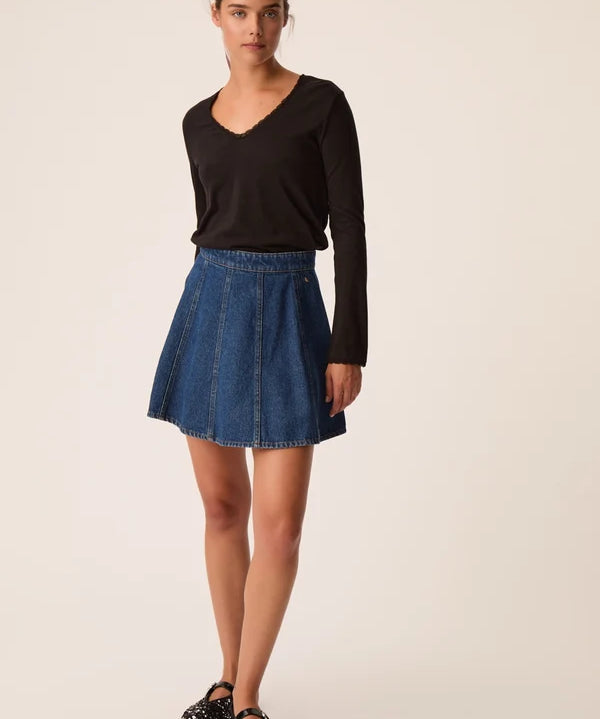 Vue d ensemble du t-shirt manches longues Izolène noir DES PETITS HAUTS avec jupe en jean et ballerines à strass
