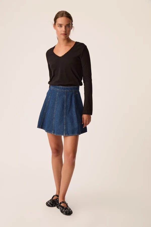Vue d ensemble du t-shirt manches longues Izolène noir DES PETITS HAUTS avec jupe en jean et ballerines à strass