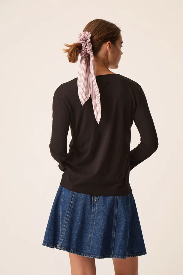 Vue de dos du t-shirt noir manches longues Izolène DES PETITS HAUTS