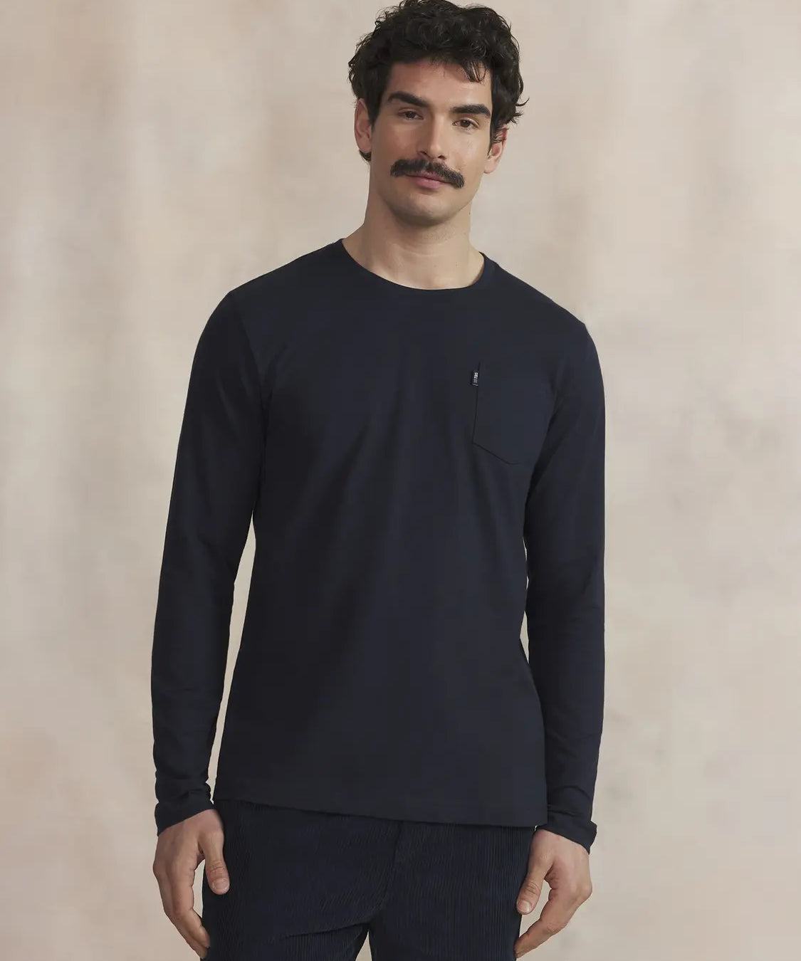 T-shirt manches longues en coton marine TBS HOMME Kysonlon avec poche poitrine porté de face