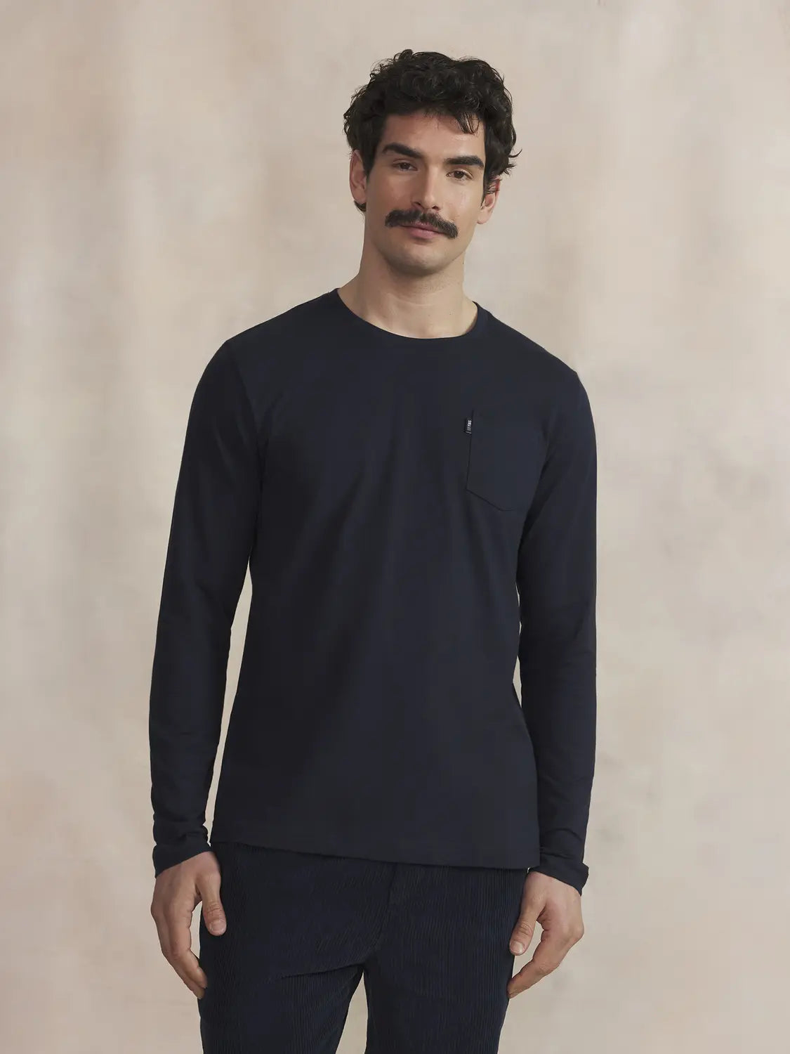 T-shirt manches longues en coton marine TBS HOMME Kysonlon avec poche poitrine porté de face