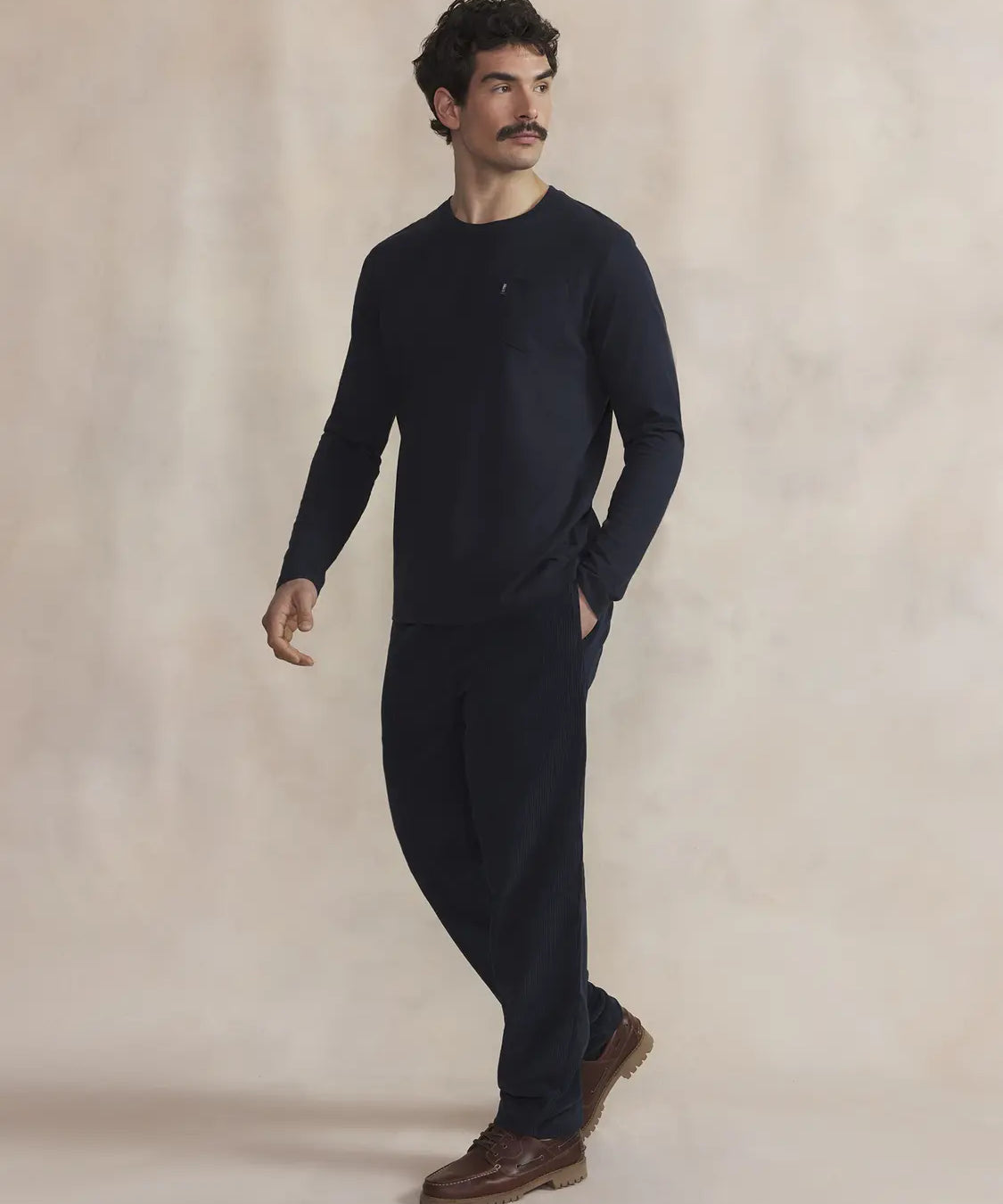 Silhouette complète avec le t-shirt manches longues marine TBS Kysonlon, pantalon foncé et chaussures en cuir