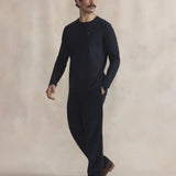 Silhouette complète avec le t-shirt manches longues marine TBS Kysonlon, pantalon foncé et chaussures en cuir