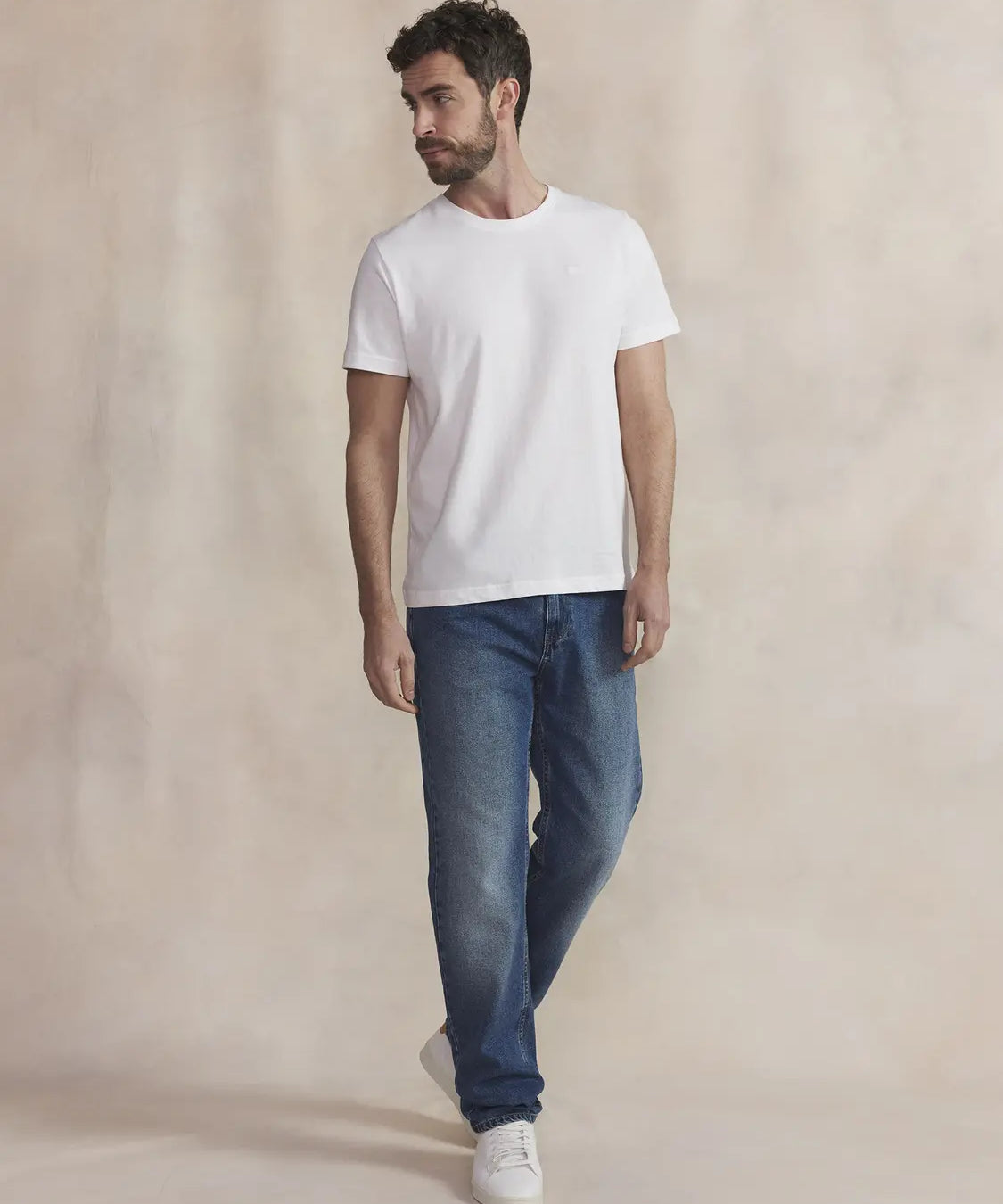 Zoom sur la coupe ajustée et l'encolure ronde du t-shirt blanc TBS Pierretee porté de trois-quarts
