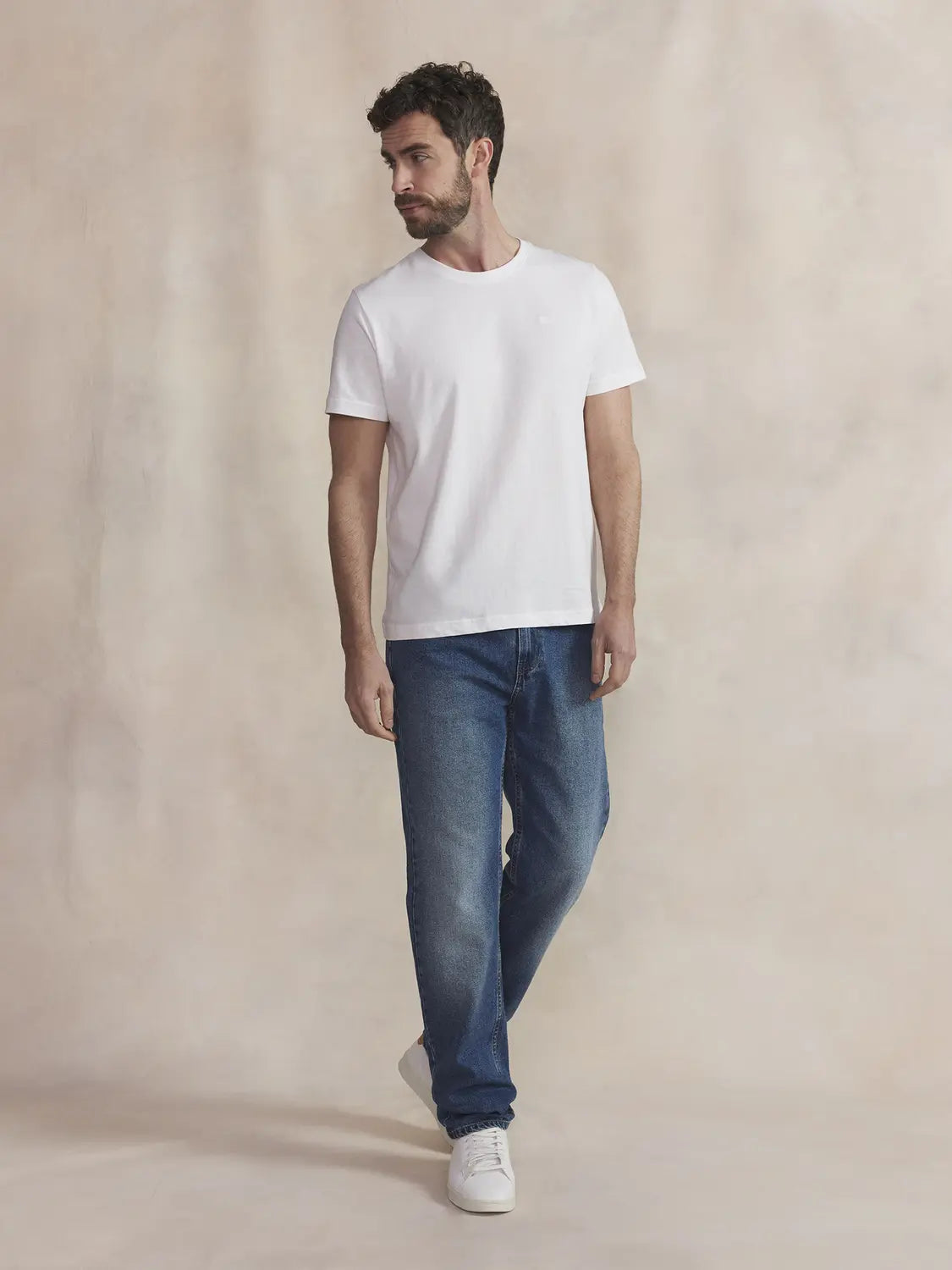 Zoom sur la coupe ajustée et l'encolure ronde du t-shirt blanc TBS Pierretee porté de trois-quarts