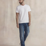 Zoom sur la coupe ajustée et l'encolure ronde du t-shirt blanc TBS Pierretee porté de trois-quarts