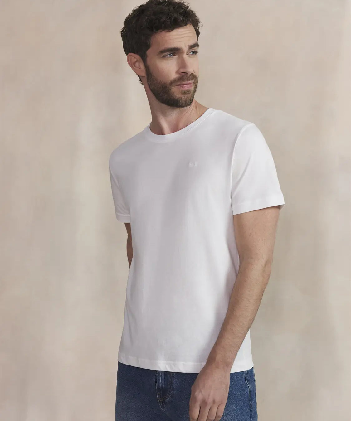T-shirt ajusté blanc à col rond TBS HOMME Pierretee porté de face avec un jean brut