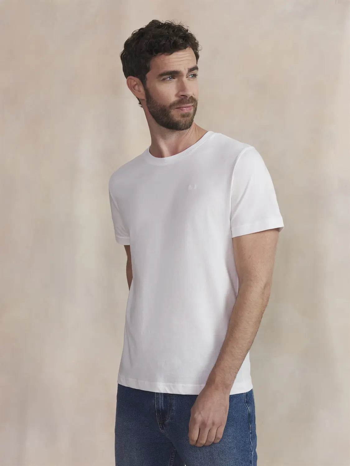 T-shirt ajusté blanc à col rond TBS HOMME Pierretee porté de face avec un jean brut