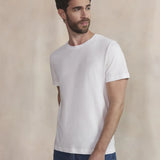 T-shirt ajusté blanc à col rond TBS HOMME Pierretee porté de face avec un jean brut