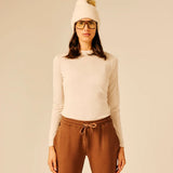 T-shirt beige clair à manches longues SUN VALLEY FEMME Pilke porté de face avec un pantalon marron à cordon