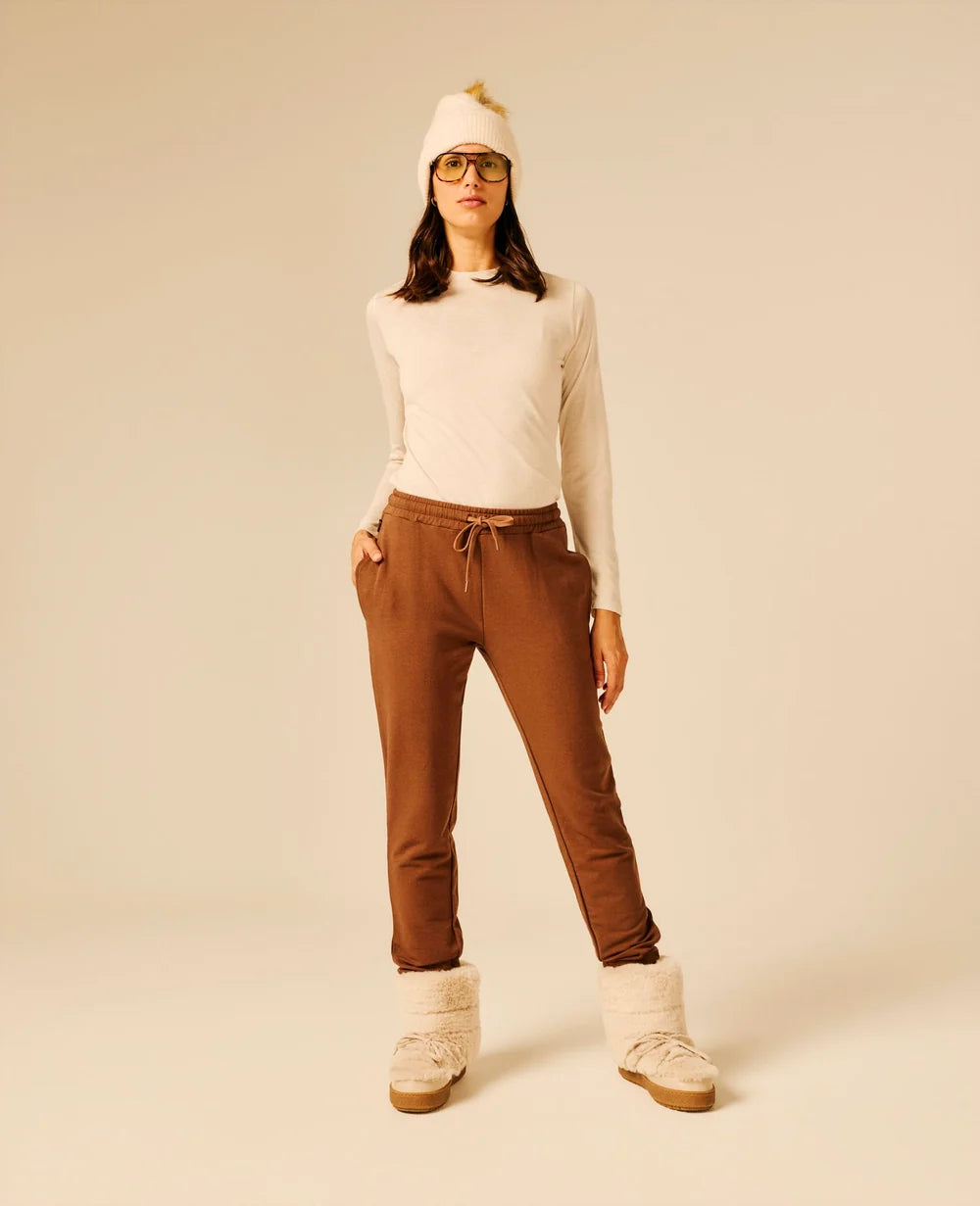 Look complet avec le t-shirt beige clair SUN VALLEY FEMME Pilke, pantalon marron, bonnet écru et boots fourrées