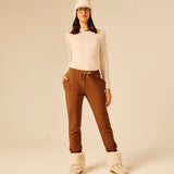 Look complet avec le t-shirt beige clair SUN VALLEY FEMME Pilke, pantalon marron, bonnet écru et boots fourrées