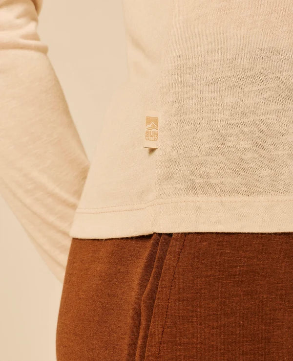 Gros plan sur le jersey fin beige flammé et l'étiquette logo SUN VALLEY