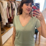 T-shirt col V à paillettes discrètes Pechao - Vert sauge - SUN VALLEY FEMME
