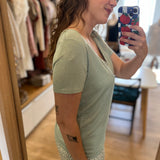 T-shirt col V à paillettes discrètes Pechao - Vert sauge - SUN VALLEY FEMME