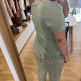 T-shirt col V à paillettes discrètes Pechao - Vert sauge - SUN VALLEY FEMME