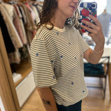 T-shirt court rayé avec fleurs brodés Josef - Crème & Ciel - DES PETITS HAUTS