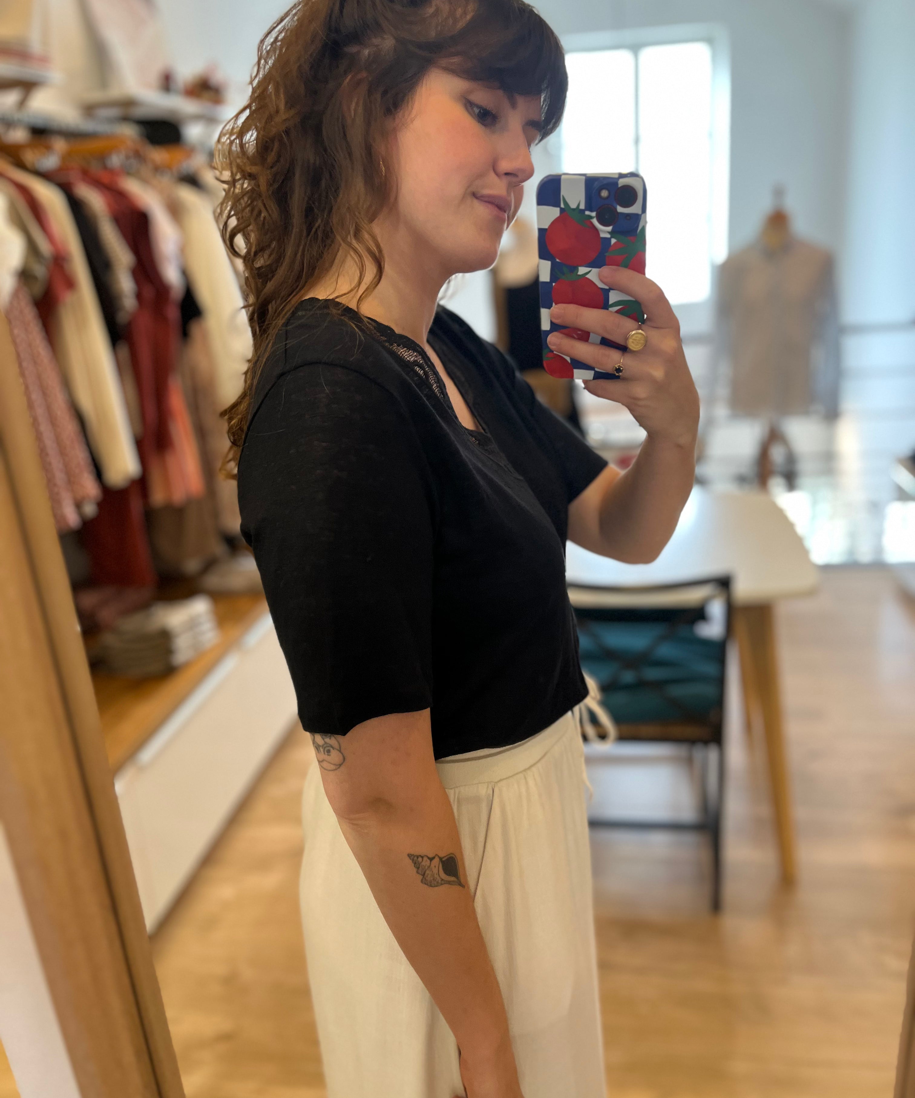T-shirt en lin avec col V en dentelle Hela - Noir - DES PETITS HAUTS