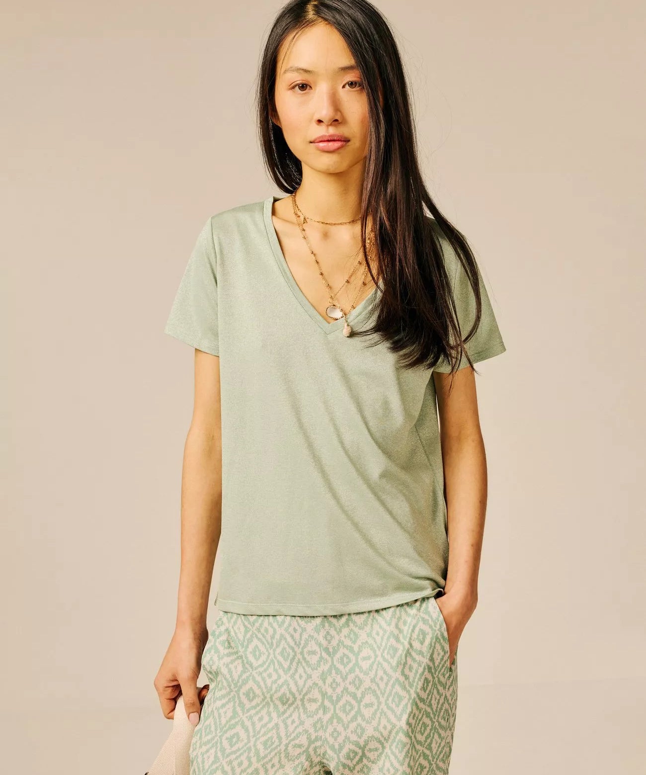 T-shirt col V à paillettes discrètes Pechao - Vert sauge - SUN VALLEY FEMME