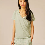 T-shirt col V à paillettes discrètes Pechao - Vert sauge - SUN VALLEY FEMME