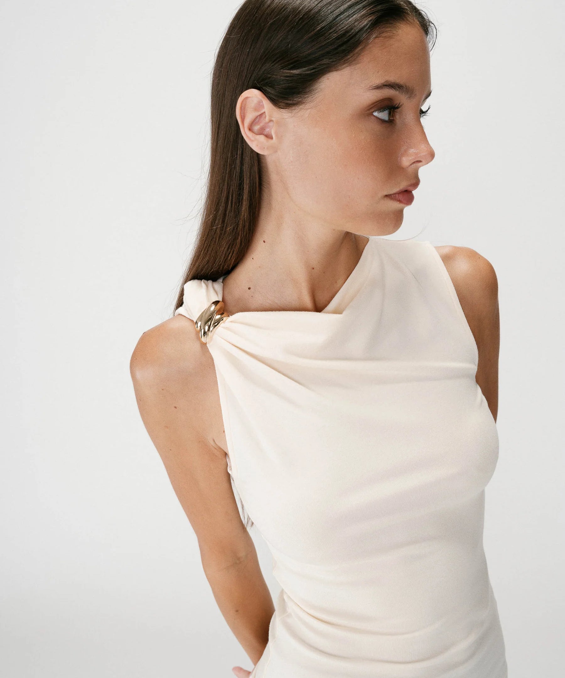 Top chic asymétrique drapé avec bijou épaule Wagner - GRACE & MILA