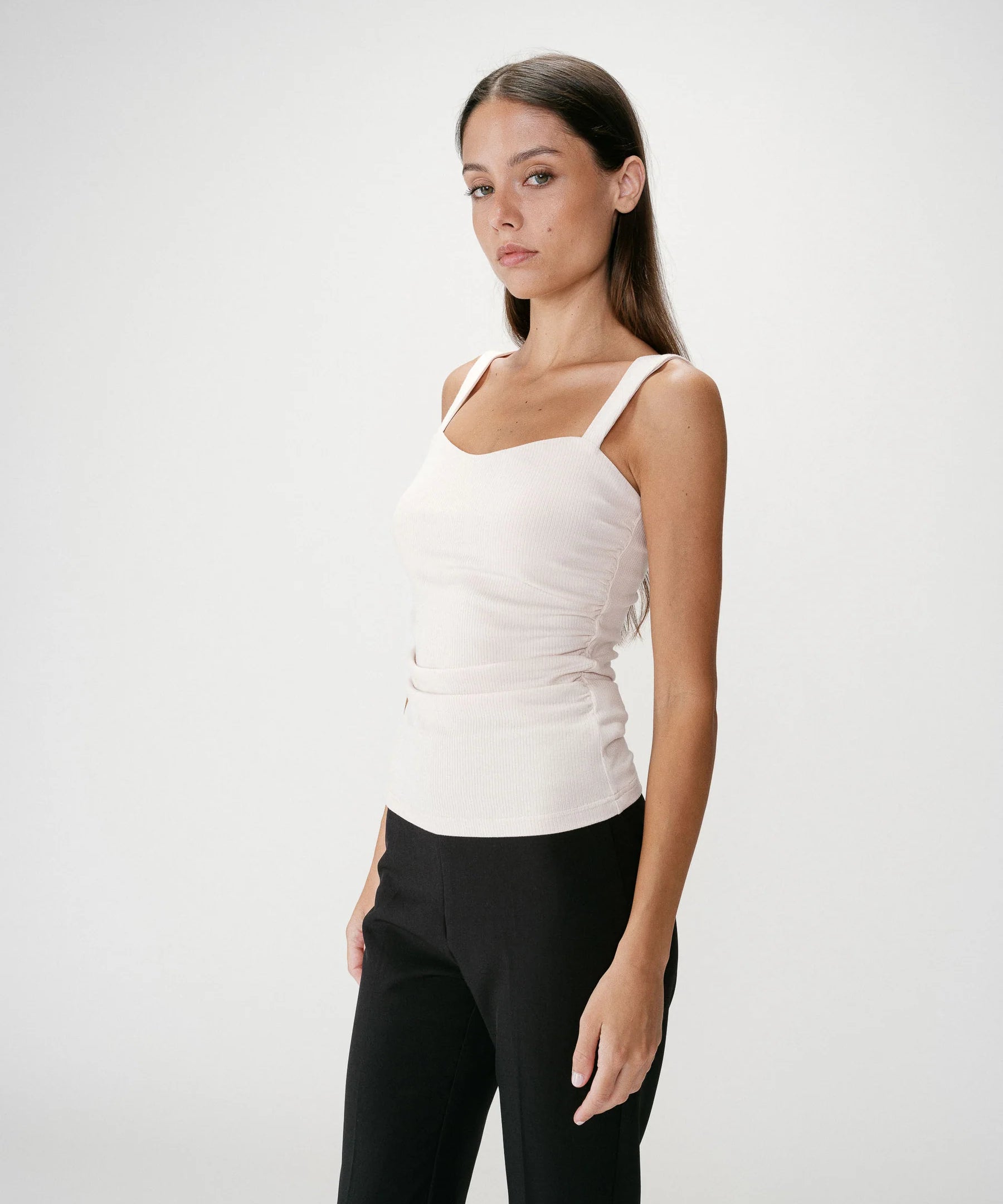 Top ajusté sans manches à fronces et encolure cœur Wyan - Sable - GRACE & MILA