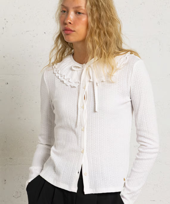 Modèle portant le top col Claudine en maille pointelle écru Zea DES PETITS HAUTS avec un pantalon noir