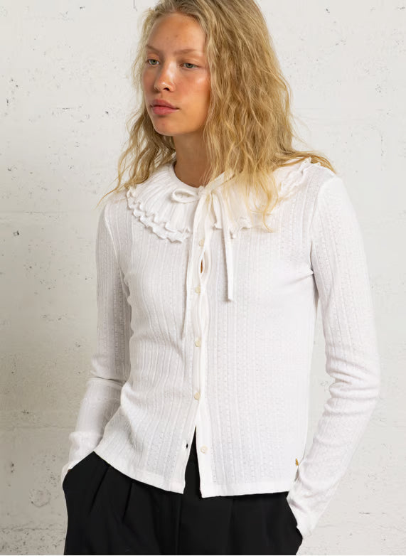 Modèle portant le top col Claudine en maille pointelle écru Zea DES PETITS HAUTS avec un pantalon noir