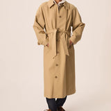 Vue de face du trench beige Yvette DES PETITS HAUTS fermé et cintré avec sa ceinture