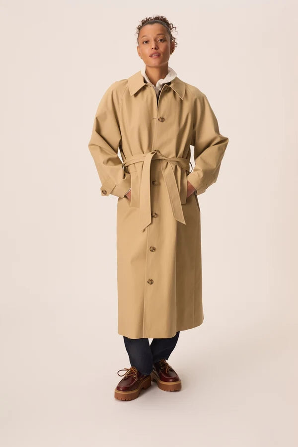 Vue de face du trench beige Yvette DES PETITS HAUTS fermé et cintré avec sa ceinture