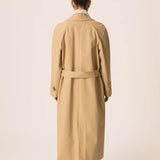 Vue de dos du trench long oversize beige Yvette DES PETITS HAUTS montrant la fente d'aisance