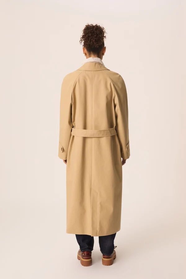 Vue de dos du trench long oversize beige Yvette DES PETITS HAUTS montrant la fente d'aisance